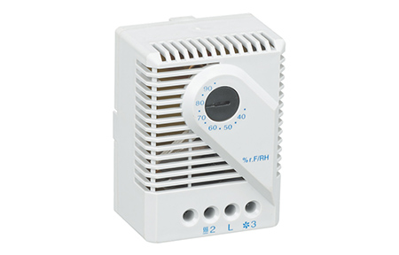 Does a mechanical thermostat automatically adjust the temperature?